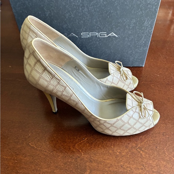 Via Spiga Quill Chalk Crocodile 4” Stiletto Heels Sz 9.5M - Picture 3 of 6